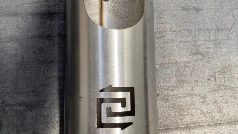 Lazerle kesilmiş metal boru üzerinde özel form